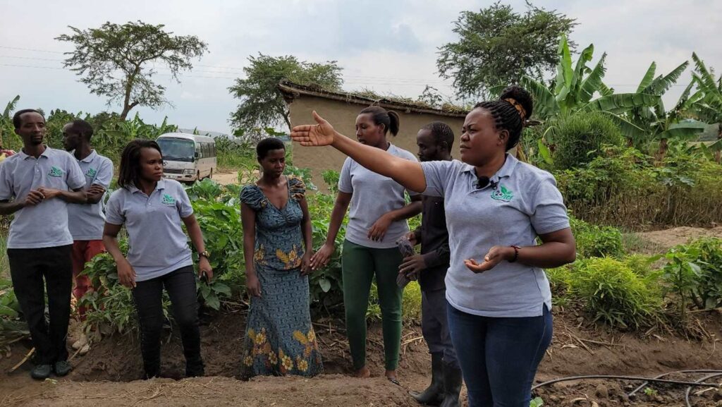 Jenefer Lhugabwe, leitende Agronomin bei YICE, schult vertriebene Bauern und das YICE-Team in den Nakivale-Flüchtlingssiedlungen in Permakulturpraktiken.