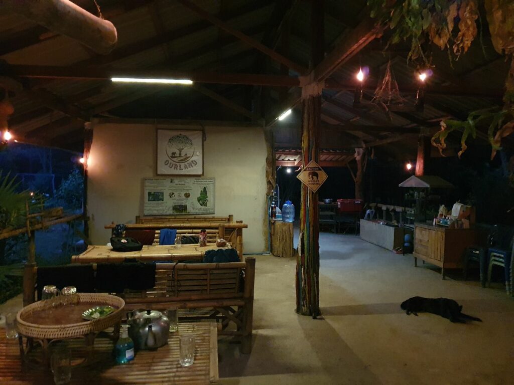 Wohnzimmer im OurLand-Ökodorf in Thailand