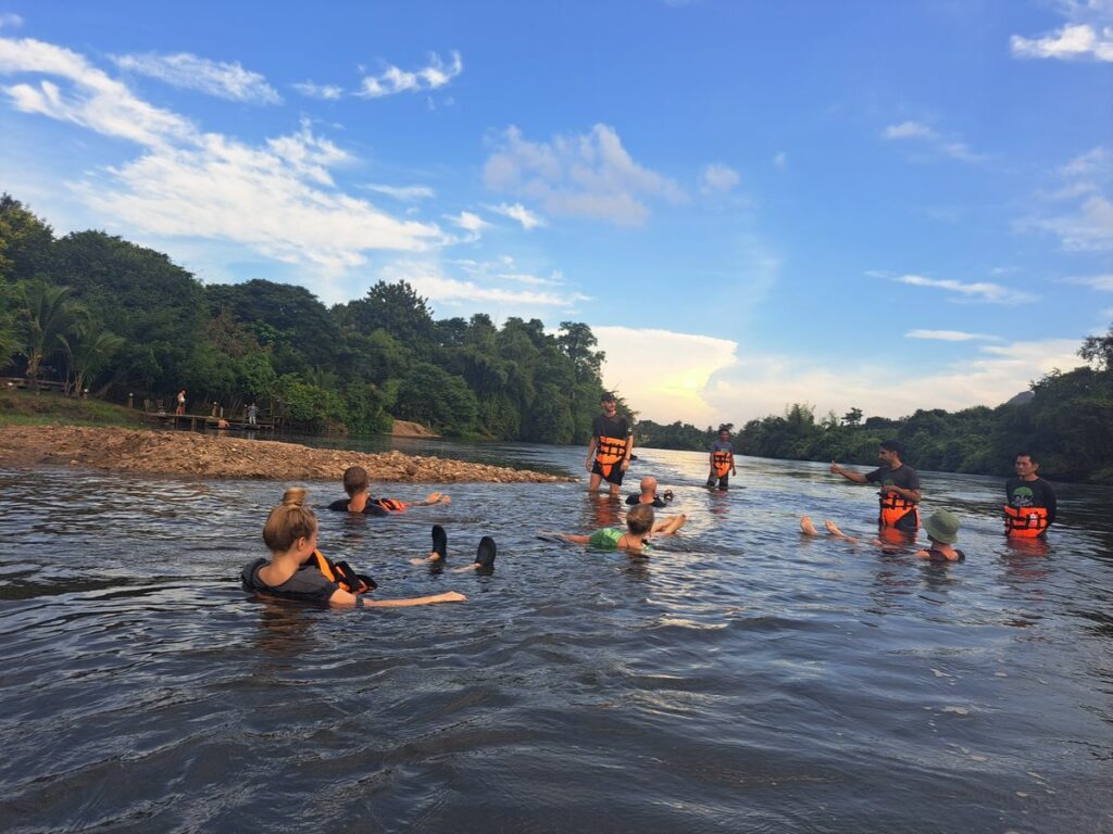OurLand in Thailand, Menschen lassen sich im Fluss treiben