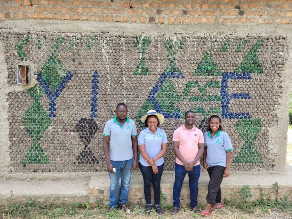 4 YICE-Teammitglieder vor dem neu errichteten Regenerative Learning Center im Distrikt Kassanda, Uganda