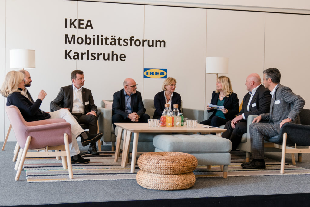 Billy Regal IKEA Lastenfahrrad Nachhaltig und mobil zum Moebelhaus Tina Teucher Moderatorin Diskussion