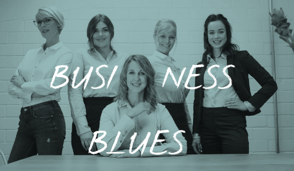 Fünf Frauen in Businesskleidung. Text: Business Blues