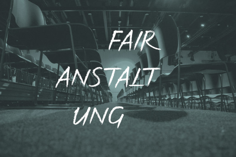 Veranstaltungssaal mit vielen Stuhlreihen. Text: Fair Anstaltung