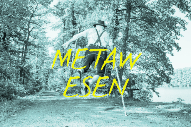 In die Luft springender Mann im Wald