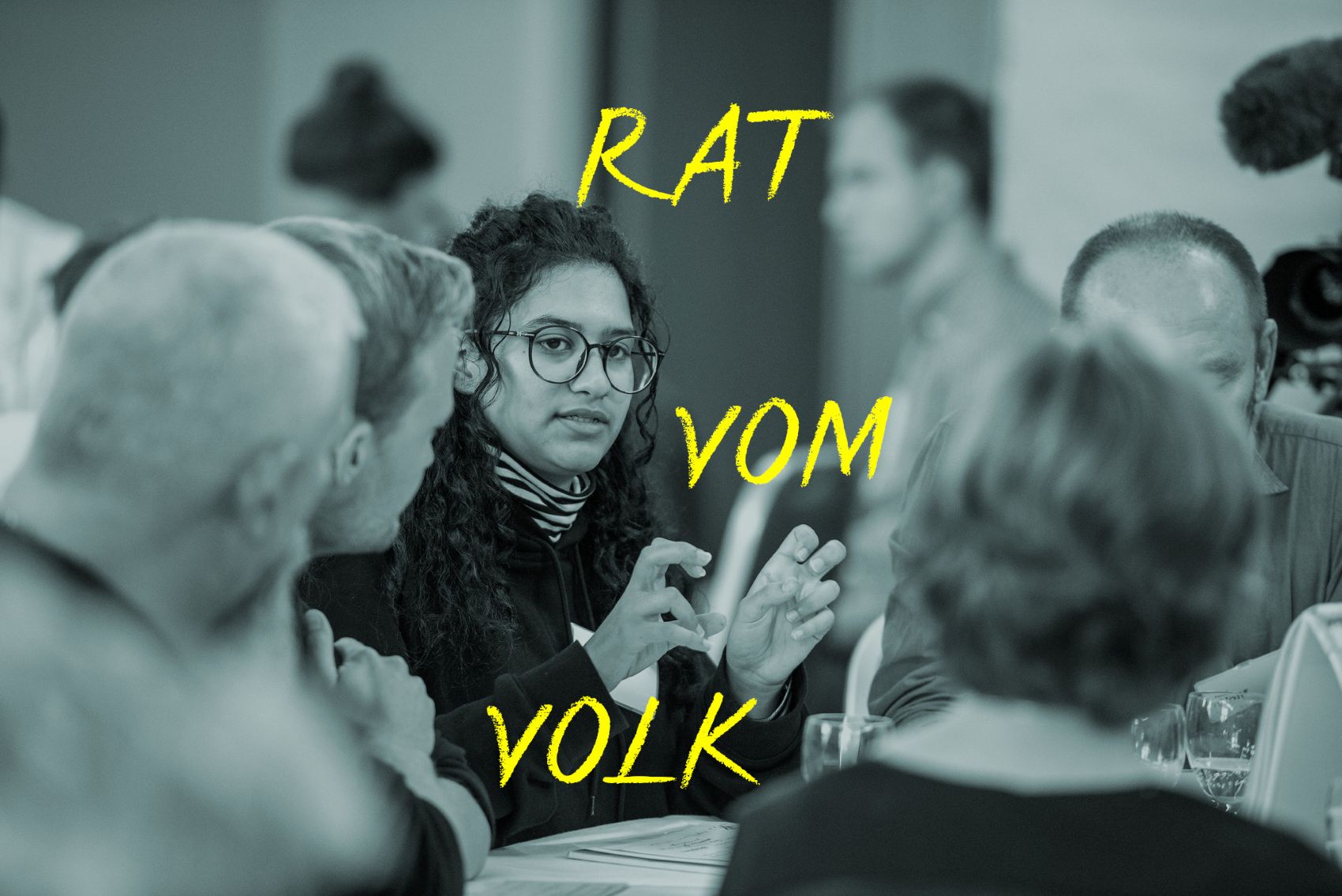 In einer Tischgruppe diskutieren die Teilnehmenden eines Bürgerrats 2019 über Demokratie.