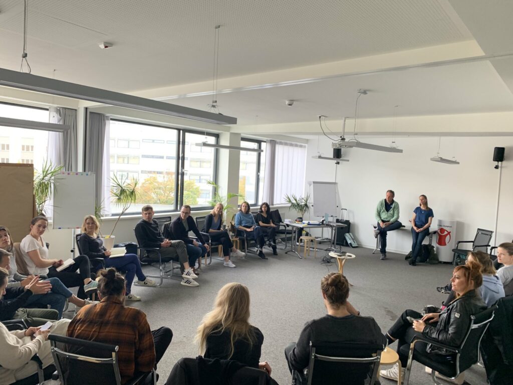 Dr. Eckart von Hirschhausen und Kerstin Blume von der Stiftung „Gesunde Erde, Gesunde Menschen“ diskutierten mit Mitgliedern des ThinkTank30 bei der Tagung 2022.