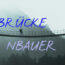 Ein Mensch geht über eine Brücke im Nebel