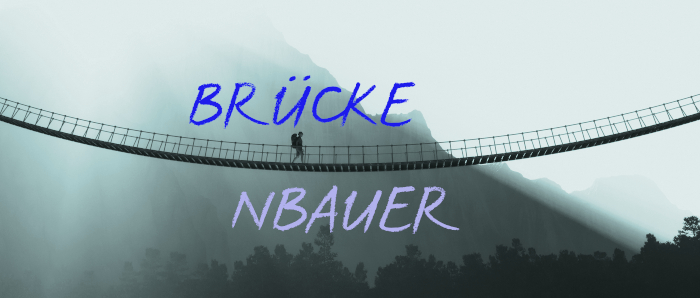 Ein Mensch geht über eine Brücke im Nebel