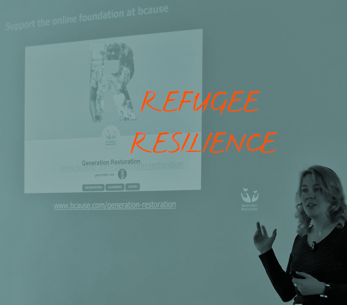 Tina Teucher spricht in Berlin über die online-Stiftung von Generation Restoration. Text auf Bild: REFUGEE RESILIENCE