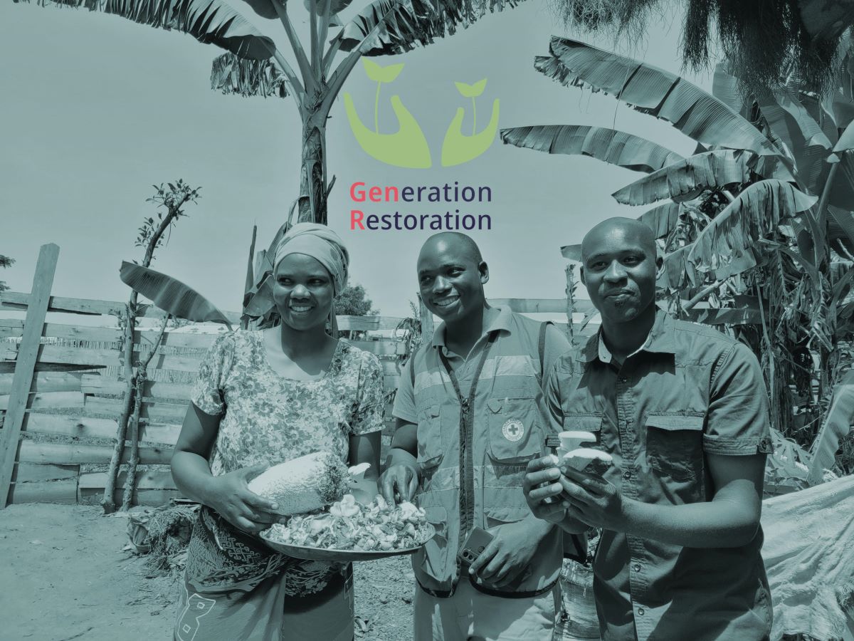 3 Geflüchtete in Uganda mit Pilzzucht-Ertrag; Logo von Generation Restoration