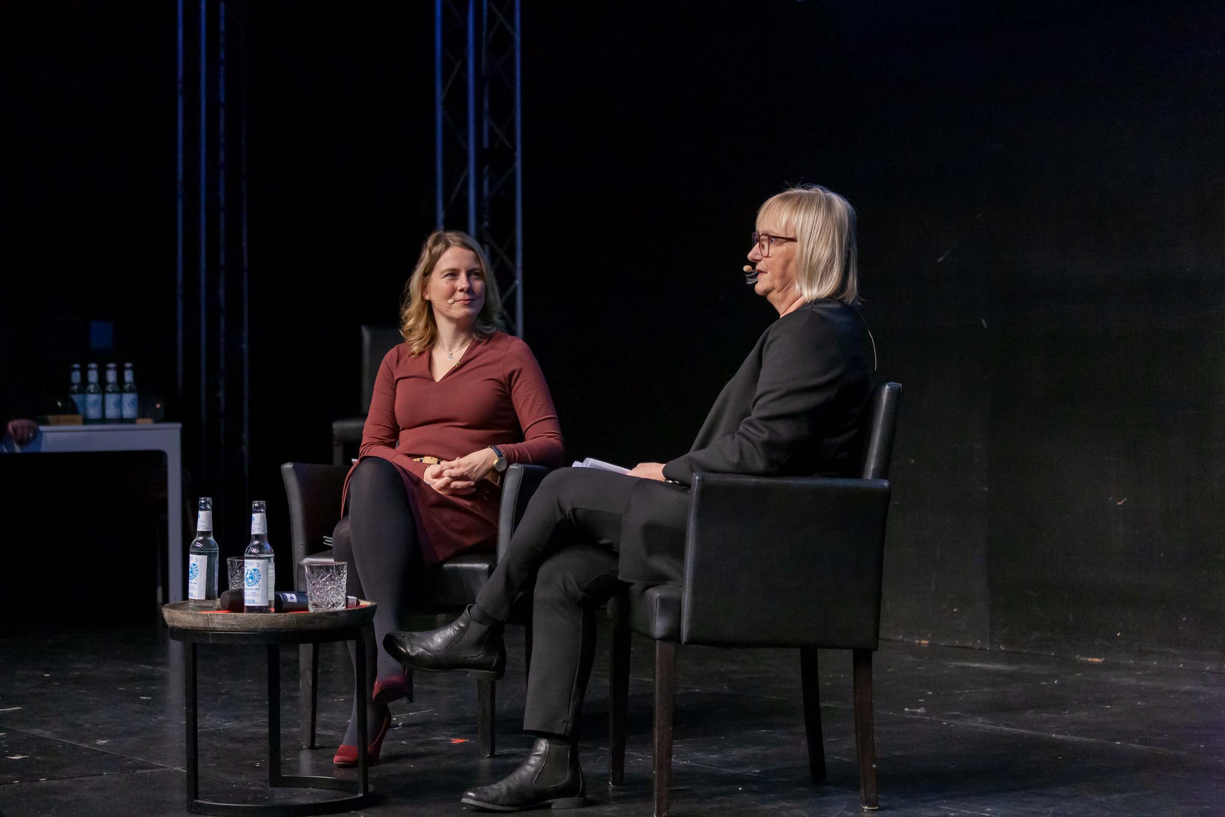 Jubiläumstagung B.A.U.M. e.V. 2024; Moderation Tina Teucher; Dr. Bettina Hoffmann