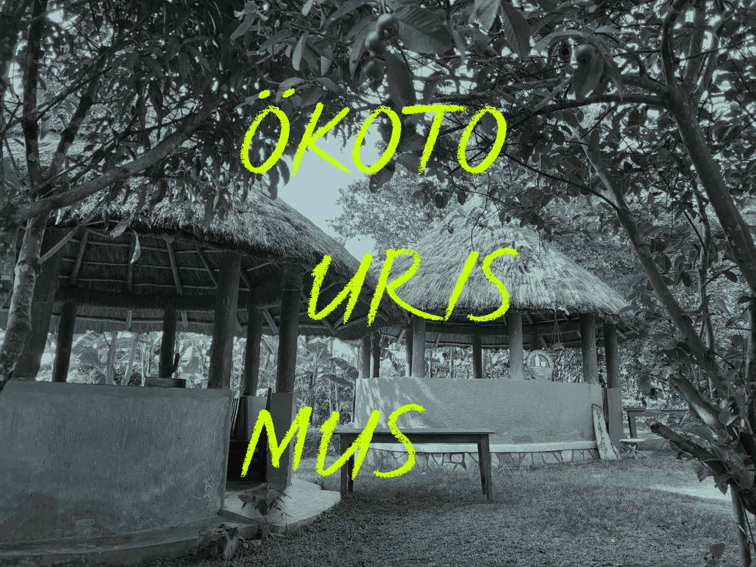 Hütten mit Strohdach im Dorf Bigodi, Uganda; Text: ÖKOT OURIS MUS