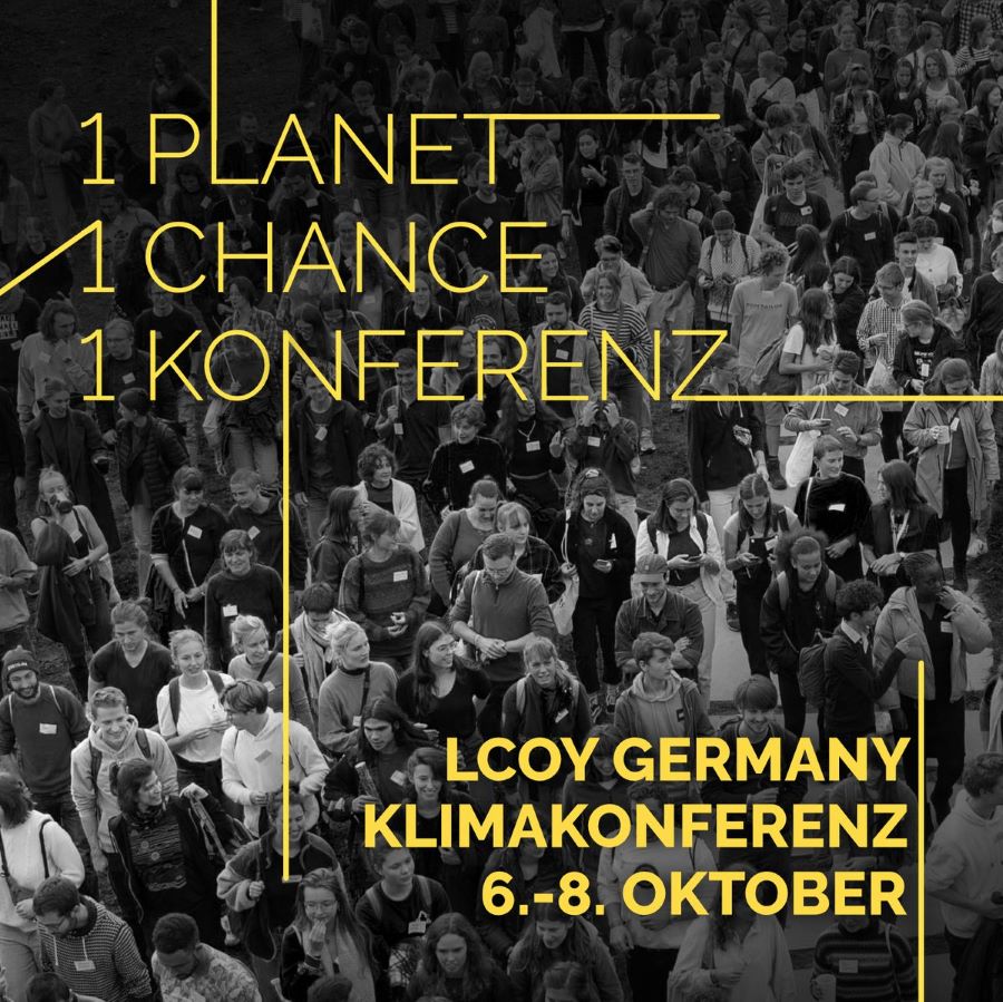 Ankündigung LCOY Deutschland 2023; Text: 1 Planet, 1 Chance, 1 Konferenz, LCOY Germany Klimakonferenz, 6.-8. Oktober; Hintergrund: Foto Menschenmenge in schwarz-weiß