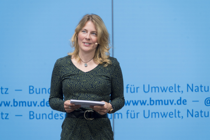 Tina Teucher moderiert das Forum Wiederherstellung der Natur des BMUV 2024