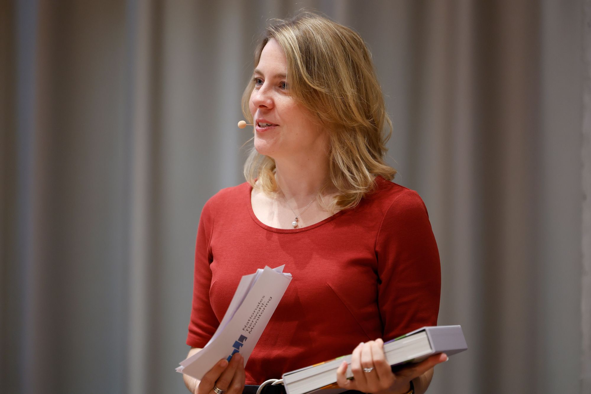 Tina Teucher moderiert die Abschlussveranstaltung des Projekts NaTiMon (Nationales Tierwohl-Monitoring). © Holger Gross, KTBL