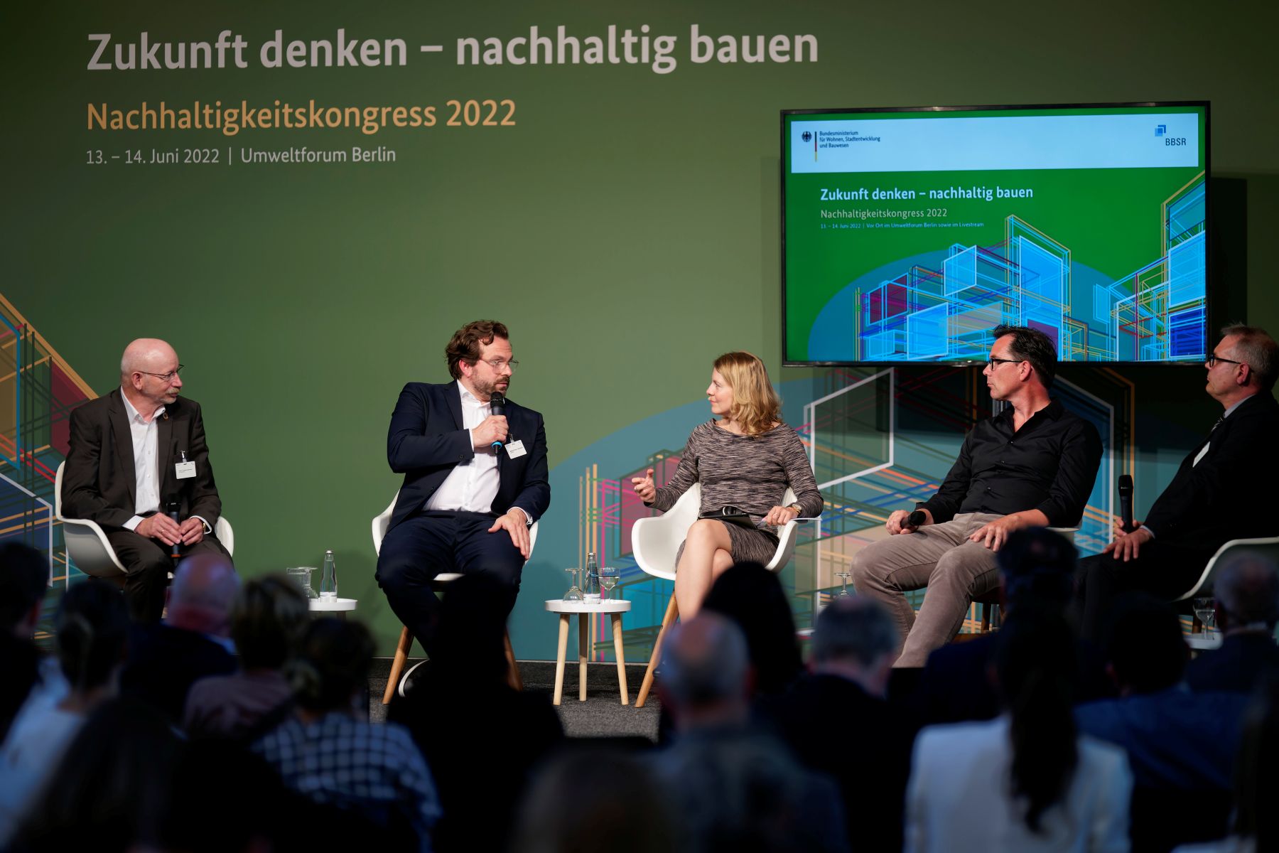 Moderatorin Podiumsgespräch Nachhaltigkeitskongress © Hennig Schacht BBSR