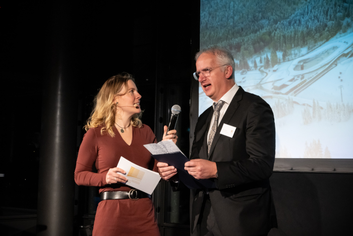 Moderatorin Tina Teucher mit Jens Hoffmann beim Deutschen Ingenieurbaupreis 2024