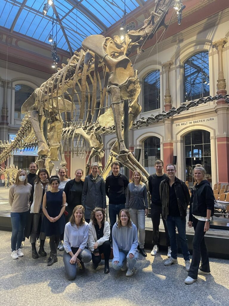 ThinkTank30 vor Dinosaurier-Knochen im Naturkundemuseum Berlin 2022