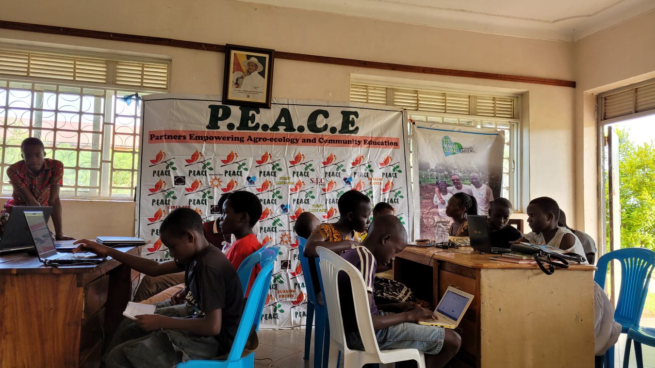 PEACE Initiative; GenR Reise Uganda 2024; Kinder Computer
