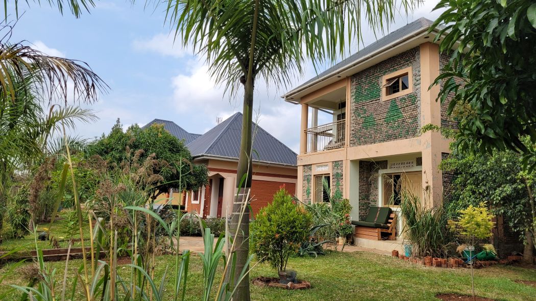 SINA Social Innovation Center; GenR Reise Uganda 2024; Haus aus Plastikflaschen