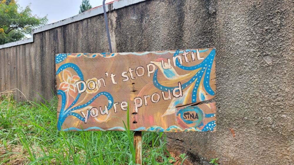 SINA Social Innovation Center; GenR Reise Uganda 2024; Schild "Don't stop until you're proud!"