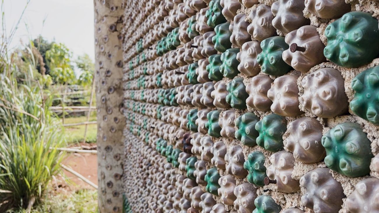 SINA Social Innovation Center; GenR Reise Uganda 2024; Wand aus Plastikflaschen