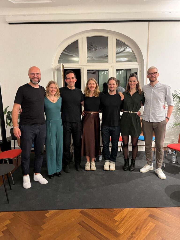 Die Speaker des Panels zu Ethik und Künstliche Intelligenz mit Moderatorin und Organisatorin Tina Teucher.