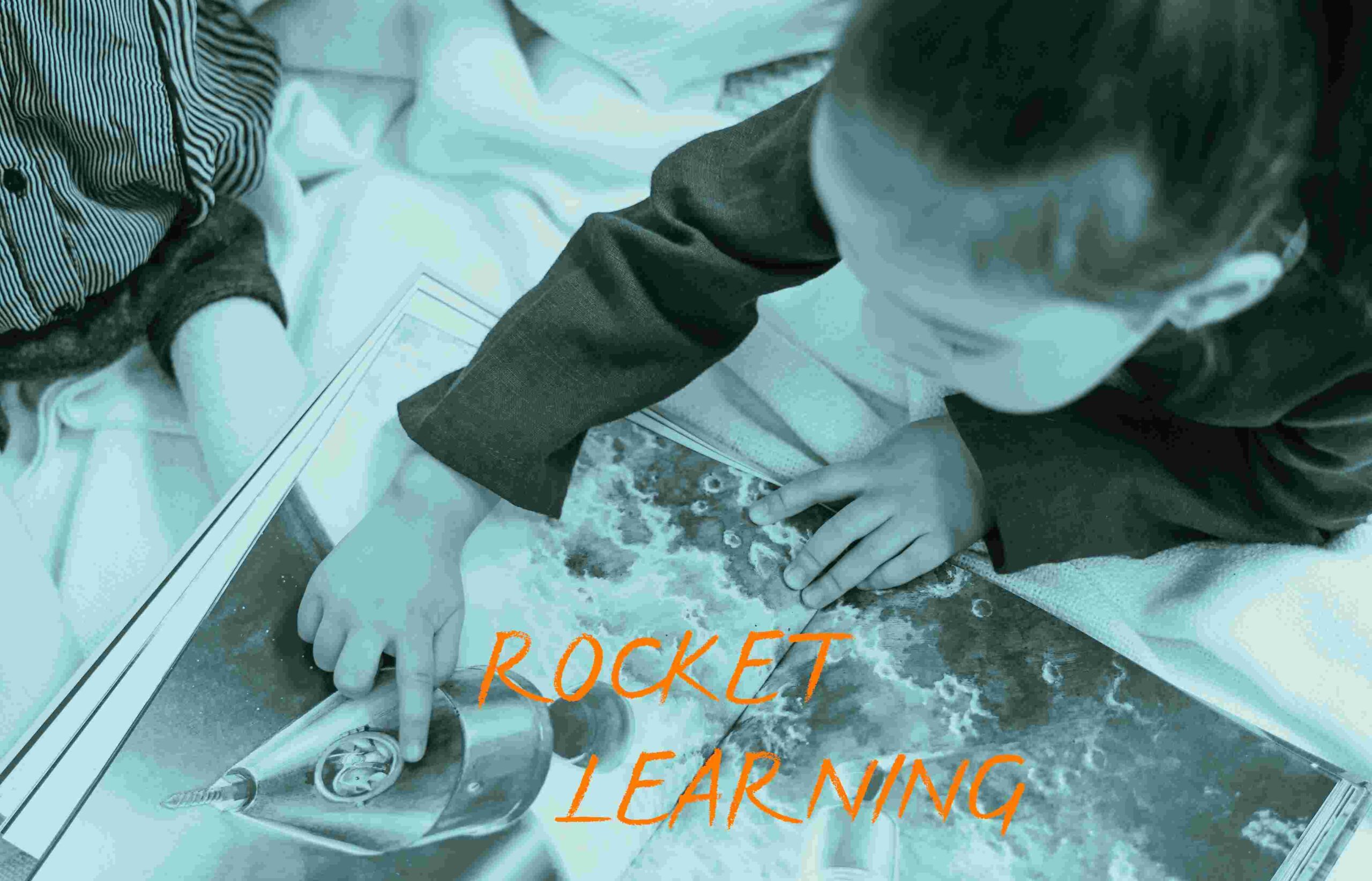 Kind zeigt auf Rakete in einem Buch. Text auf Bild: Rocket Learning