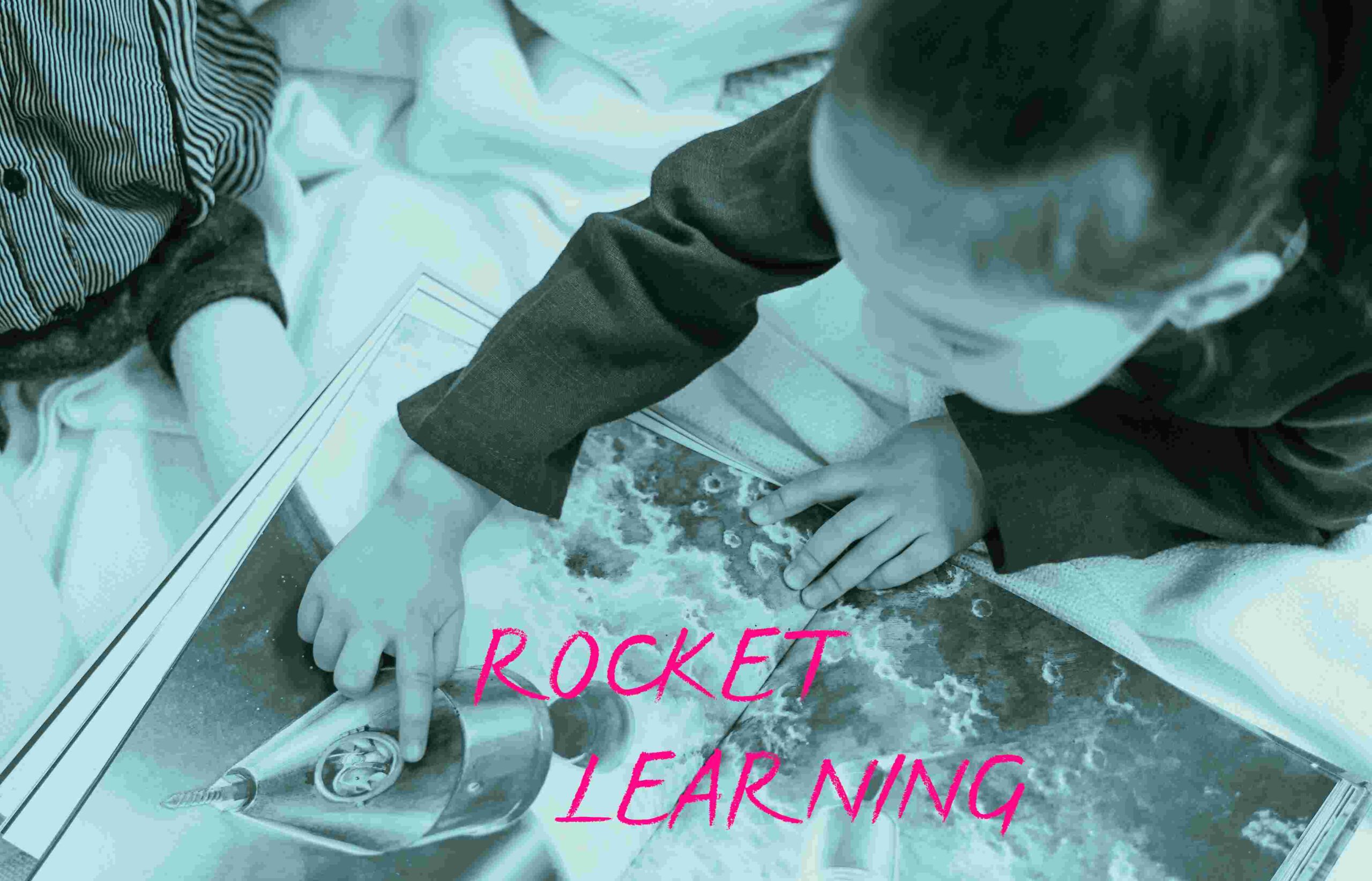 Kind zeigt auf Rakete in einem Buch. Text auf Bild: Rocket Learning