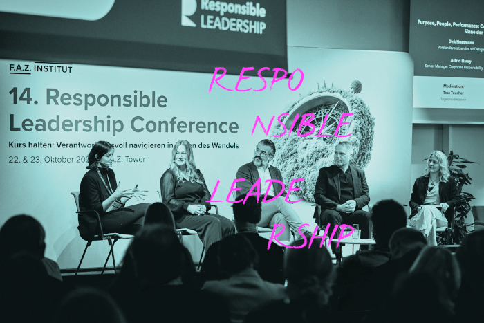 Fünf Personen unterhalten sich sitzend auf der Bühne der Responsible Leadership Conference