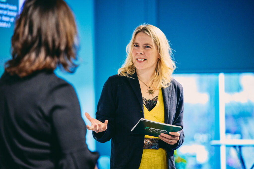 Tina Teucher unterhält sich auf der Bühne der Responsible Leadership Conference mit einer Frau