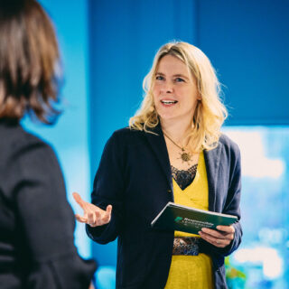 Tina Teucher unterhält sich auf der Bühne der Responsible Leadership Conference mit einer Frau