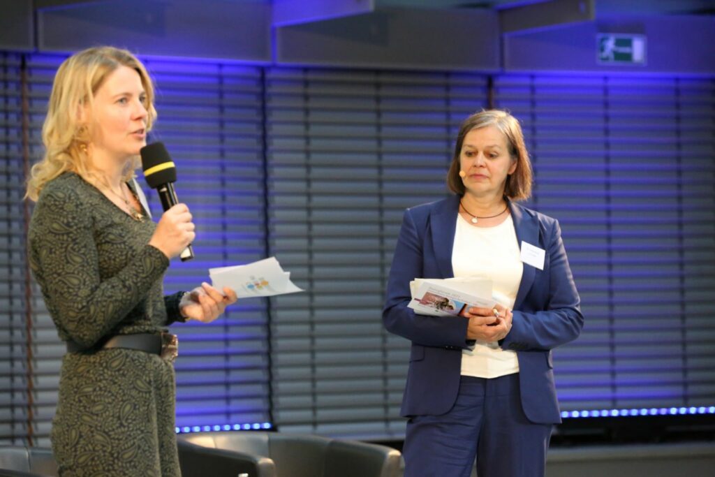 Tina Teucher und Moderatorin Tanja Busse sprechen vor Publikum beim Ubi Dialogforum.