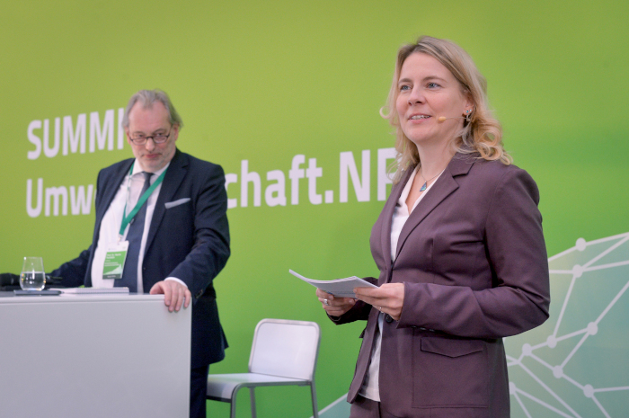 Tina Teucher Moderation am Podium mit Prof. Faulstich