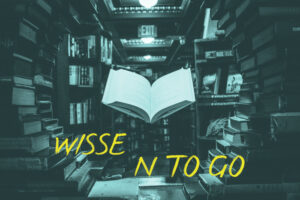 Fliegendes Buch inmitten einer Bibliothek voller Bücher - Schriftzug WISSE N TO GO