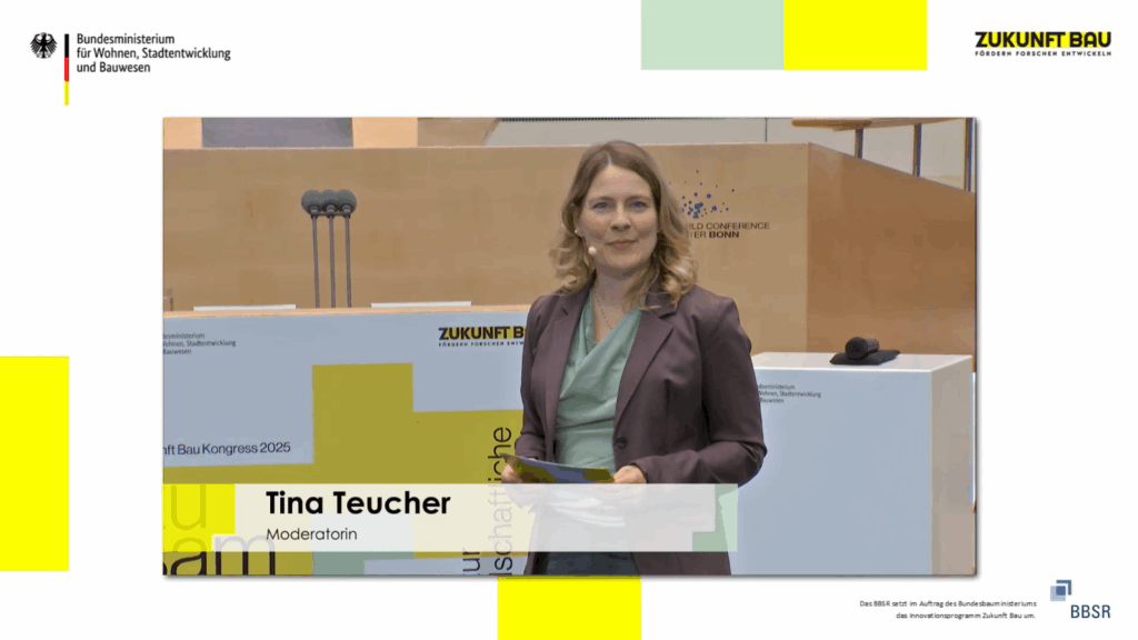 In der Videodokumentation des Zukunft Bau Kongress 2025 sieht man die Moderatorin und Expertin für Nachhaltigkeit, Tina Teucher.