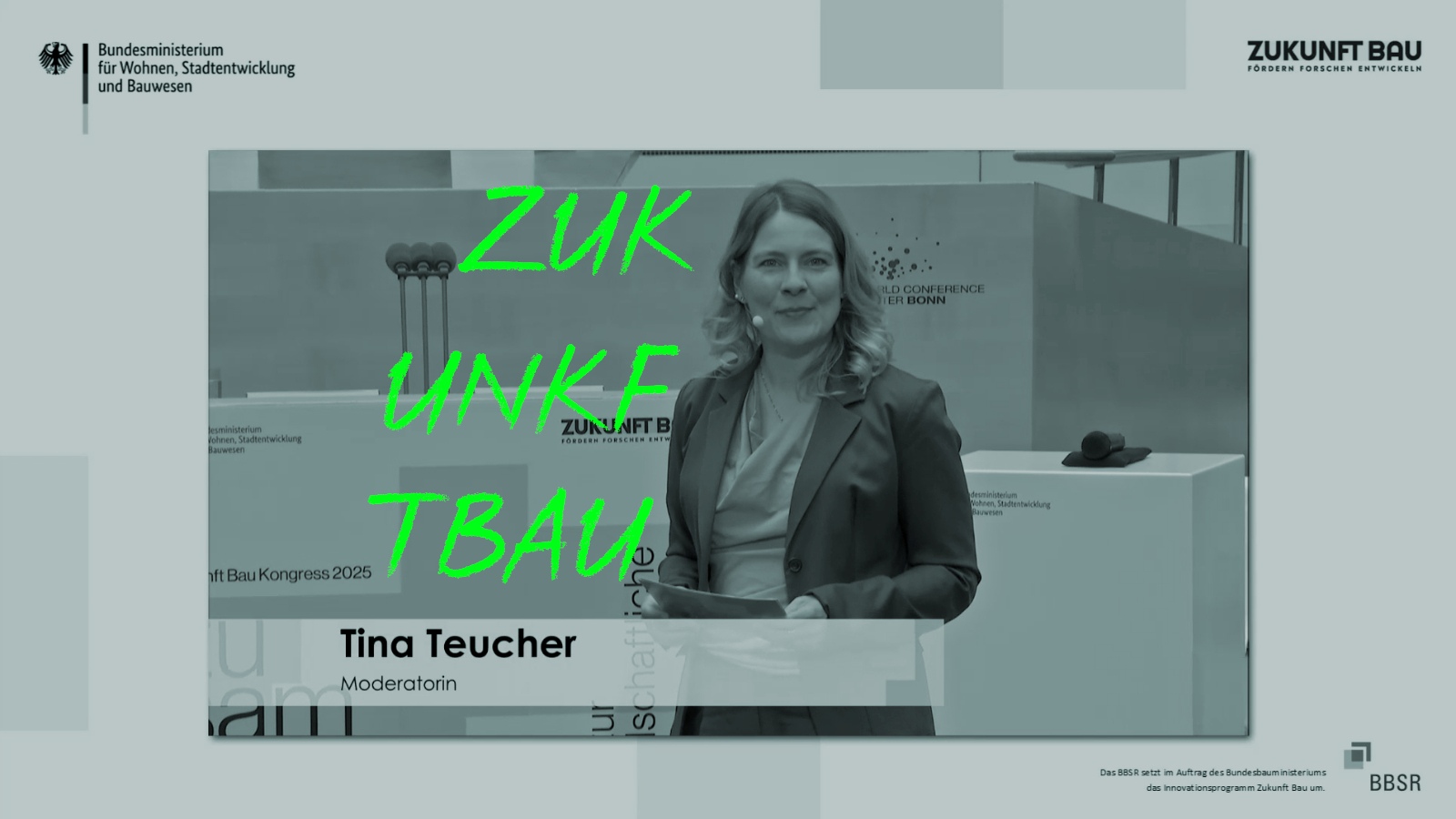 Zukunft Bau Kongress über nachhaltiges Bauen, Moderatorin Tina Teucher leitet durch die Tagung.