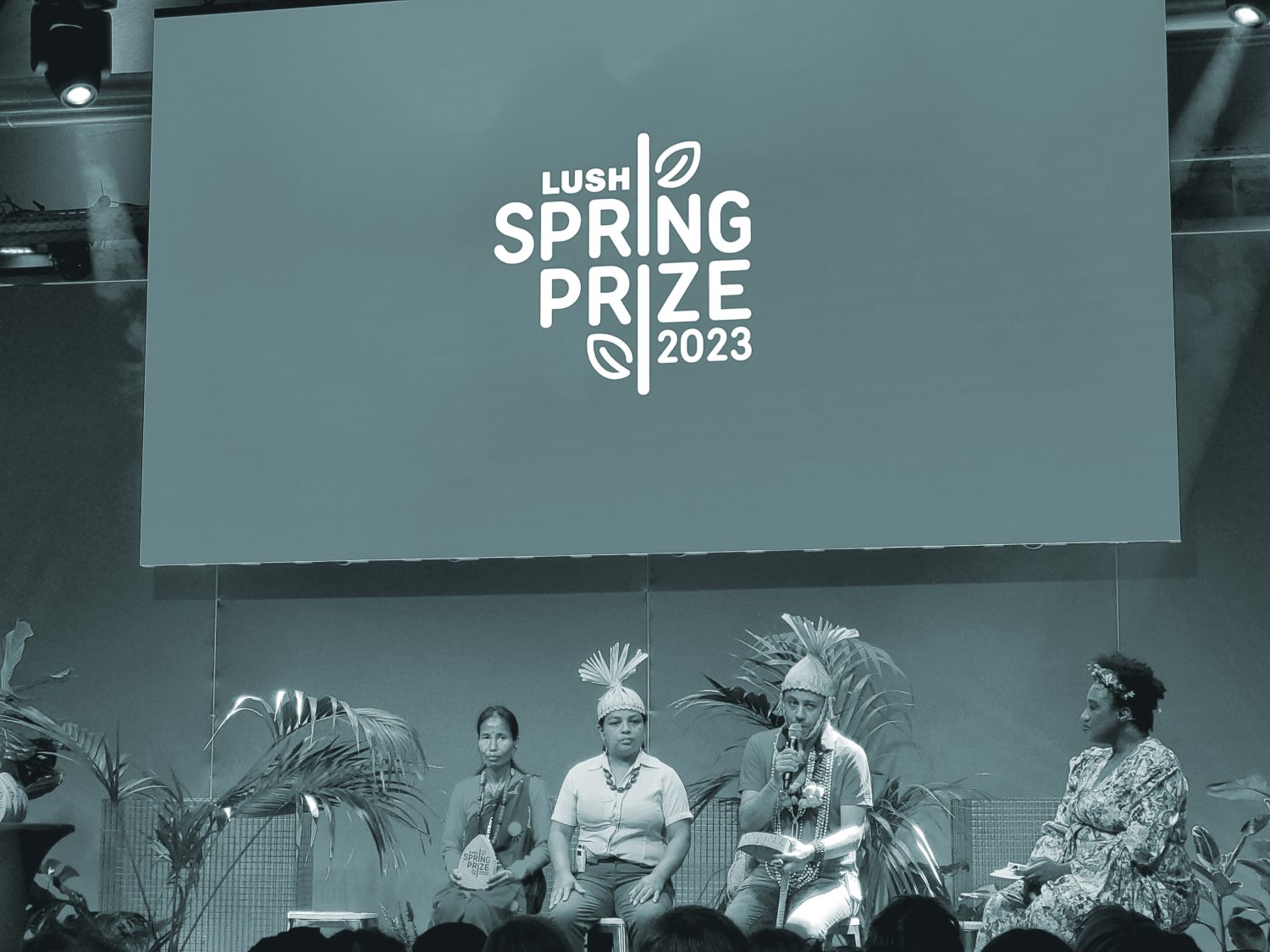 Preisträger*innen Brasilien & Negal beim Lush Spring Prize 2023 auf der Bühne