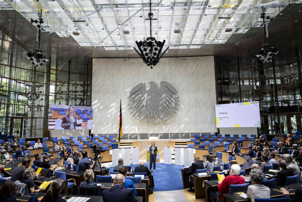 Moderator für Nachhaltigkeit beim Zukunft Bau Kongress über nachhaltige Architektur.