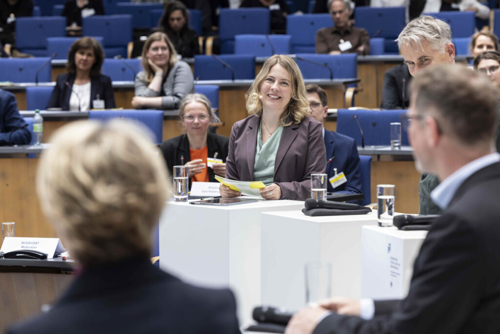 Tina Teucher, Moderatorin für Nachhaltigkeit moderiert Zukunft Bau Kongress 2025.